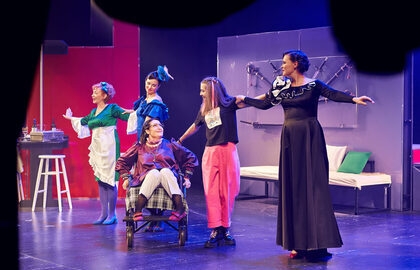 Cцена из «Восемь любящих женщин»