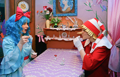 Буратино и Мальвина встречают гостей