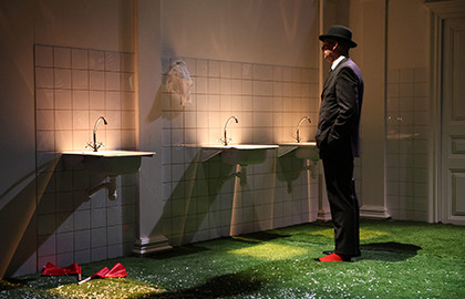 Scene from «Человек, который принял жену за шляпу»