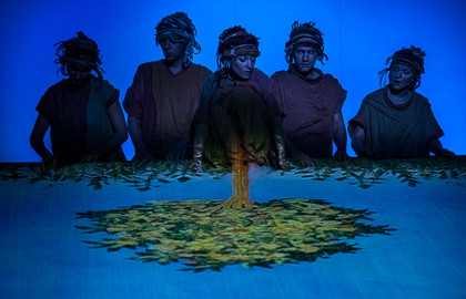 Cцена из «Земля»