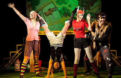 Scene from «Три поросенка»