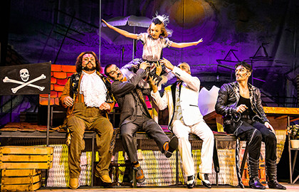 Cцена из «Мама-Кот»