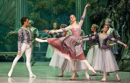 Cцена из «Лебединое озеро»