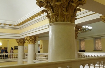 Cцена из «Выставка картин в Зимнем театре»