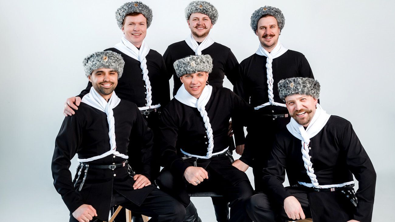 Едут с песней казаки