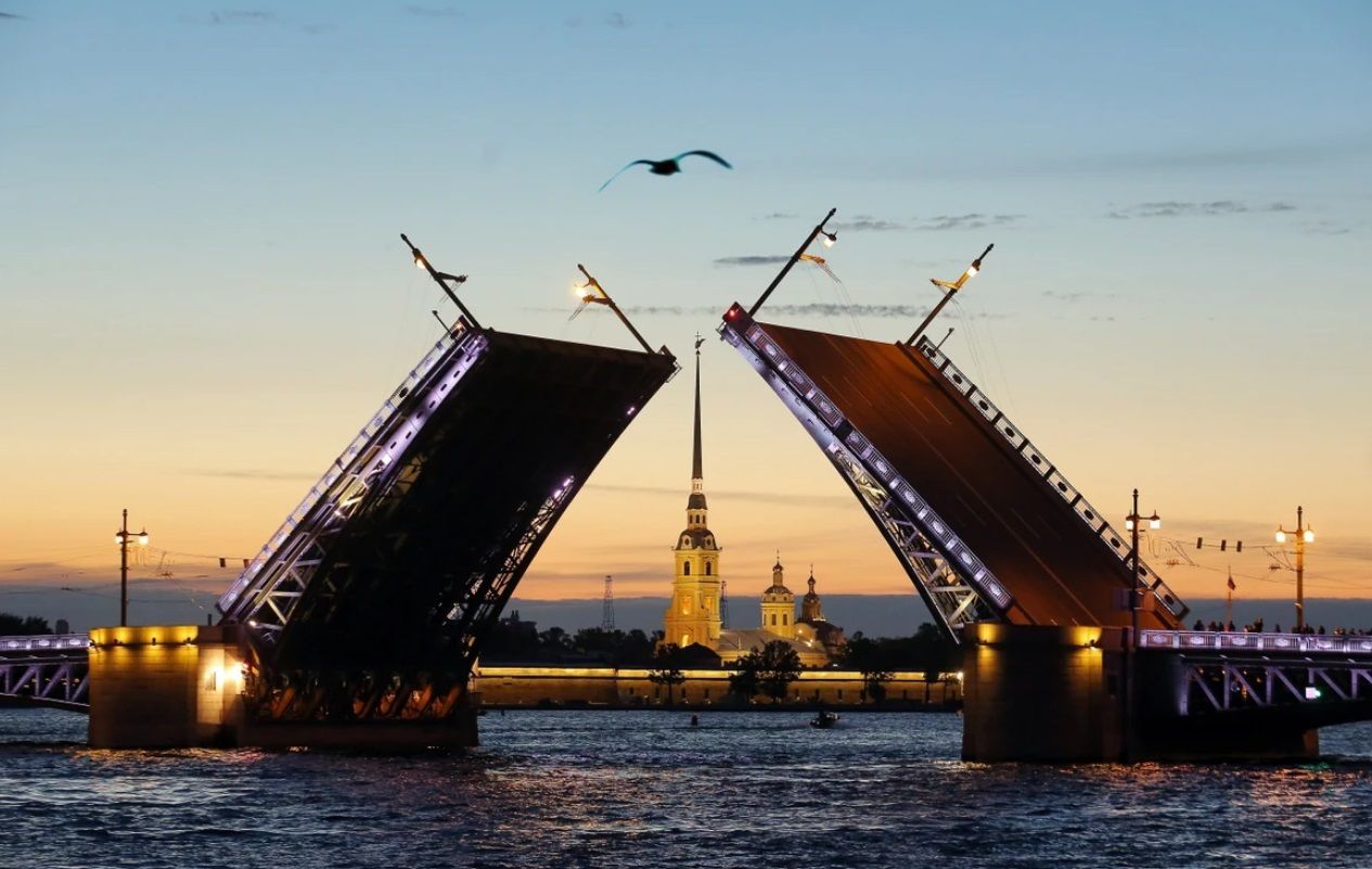 Ночной Петербург: от классики до футуризма