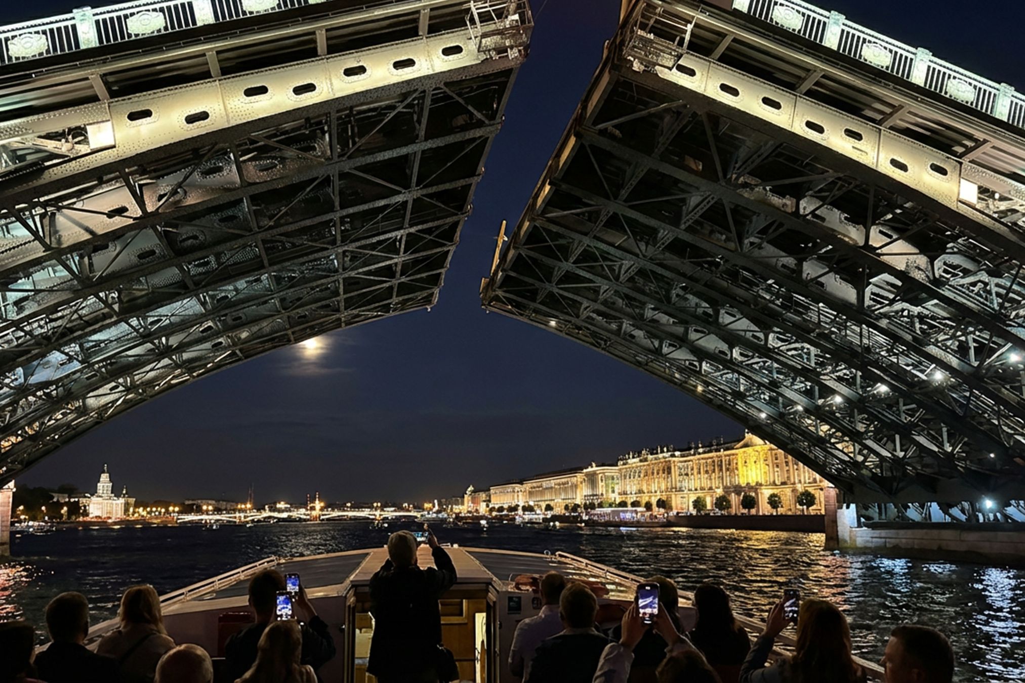 Афиша: Развод мостов. Ночная прогулка по Неве в Санкт-Петербурге 6 июля 2026