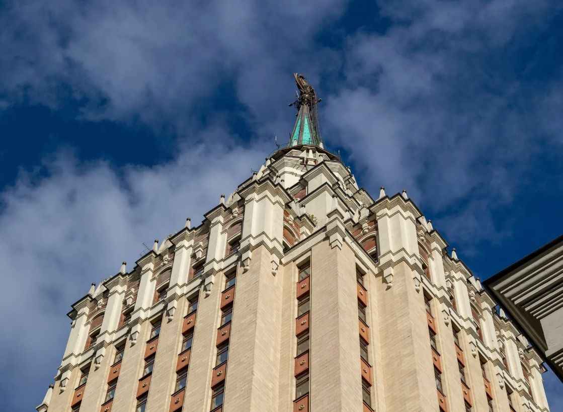 В гостиницу «Ленинградскую»: «Самую русскую» из Сталинских Высоток в Москве