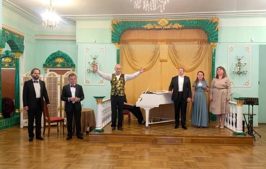 Роняет лес багряный...