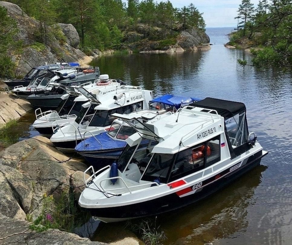 Водная прогулка на катерах по Ладожским шхерам